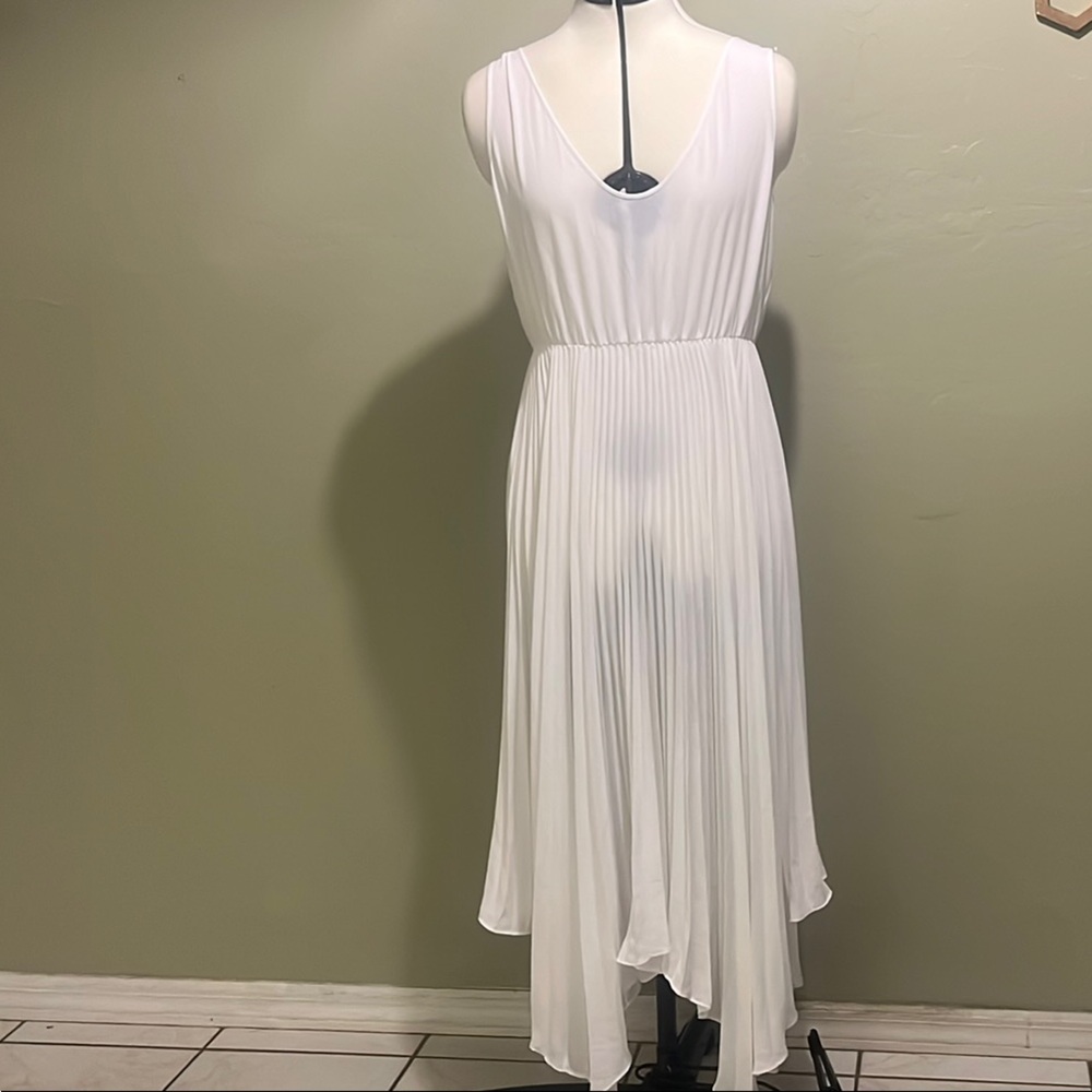 Elegant White Sleeveless Pleated Dress